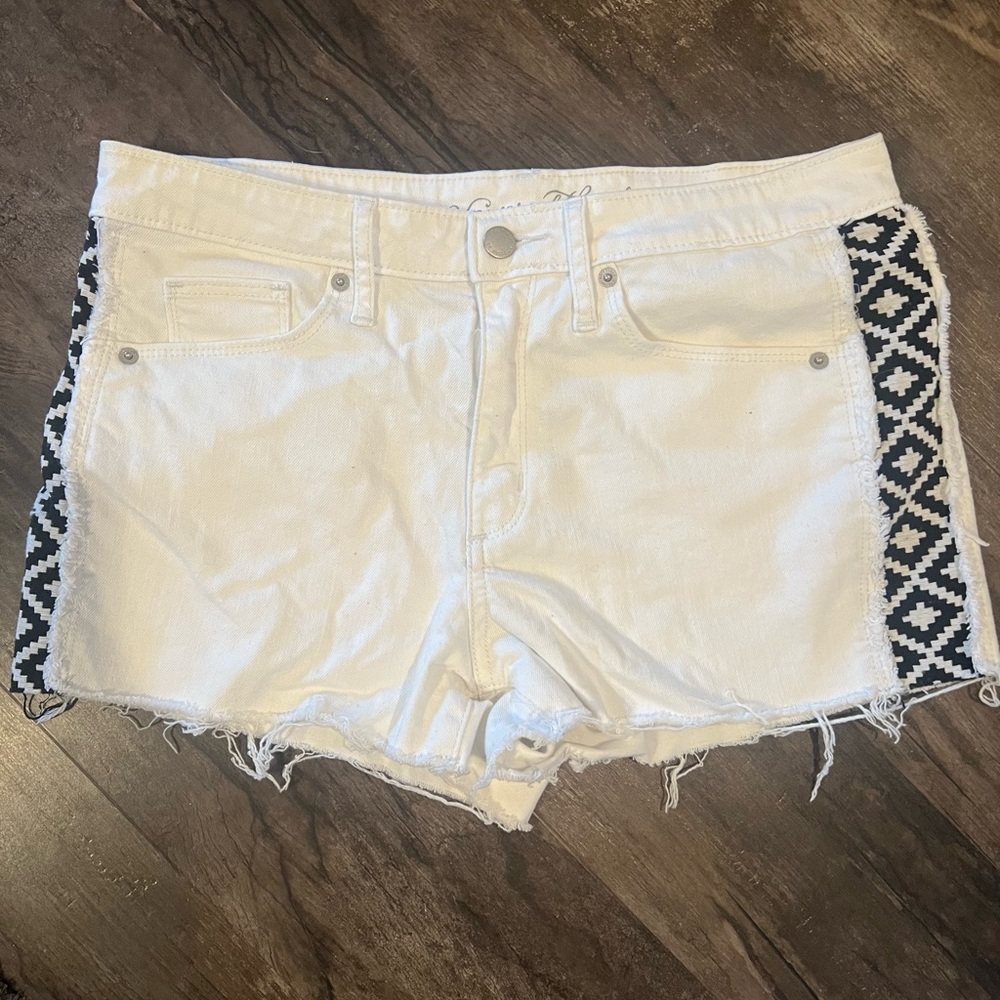 Universal thread white denim shorts w/ Aztec detail